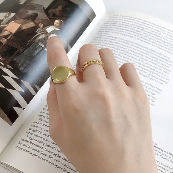 🎉3/$10 *S A L E*🎉Gold Plain Signet Ring Size Medium (US 6/7) - Picture 4 of 7